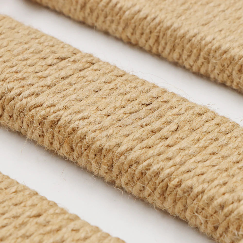 Détail des barreaux en bois recouverts de corde de jute tressée serrée, vus en gros plan