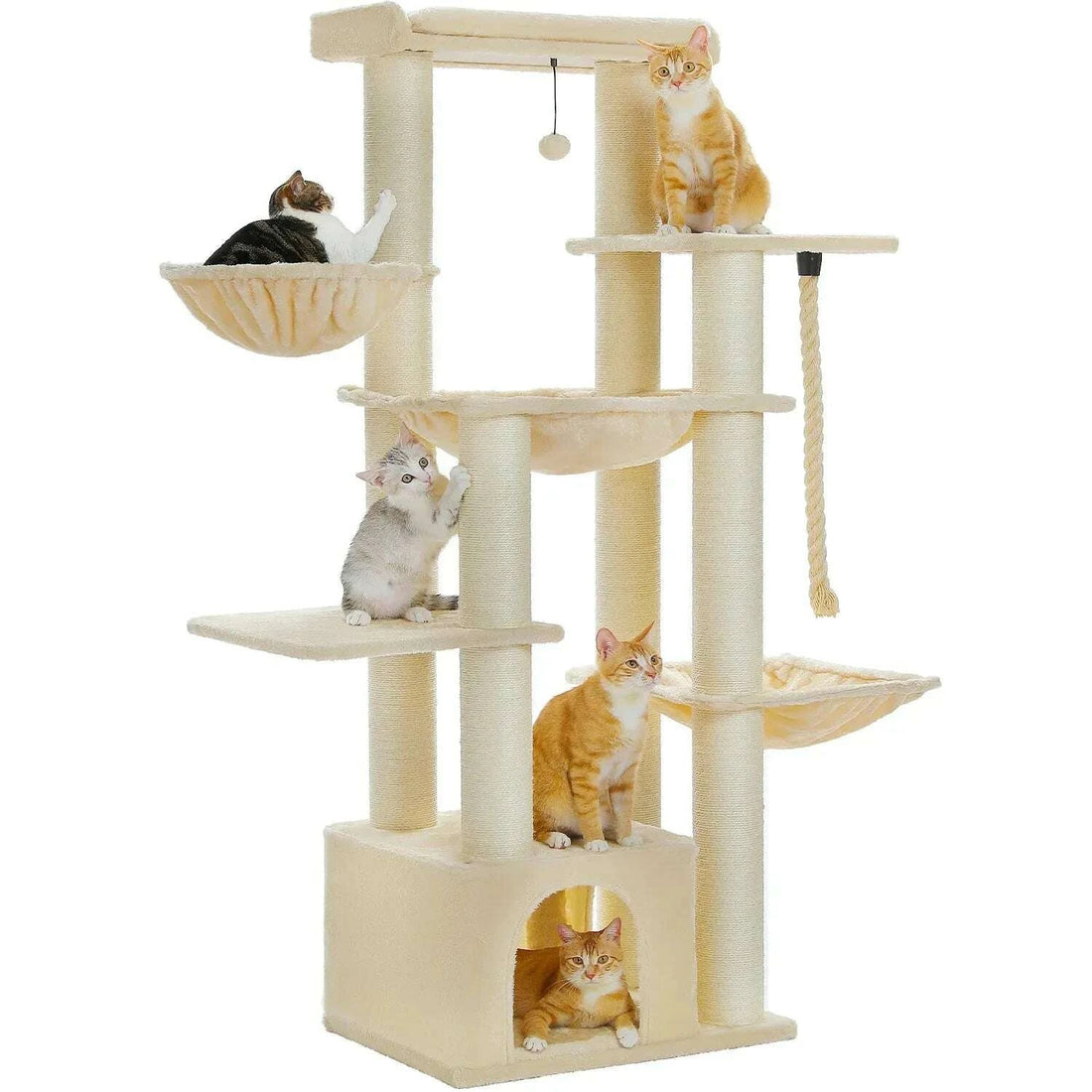 Arbre à chat beige sur fond blanc avec hamacs, plateformes, niche et corde, plusieurs chats installés dessus