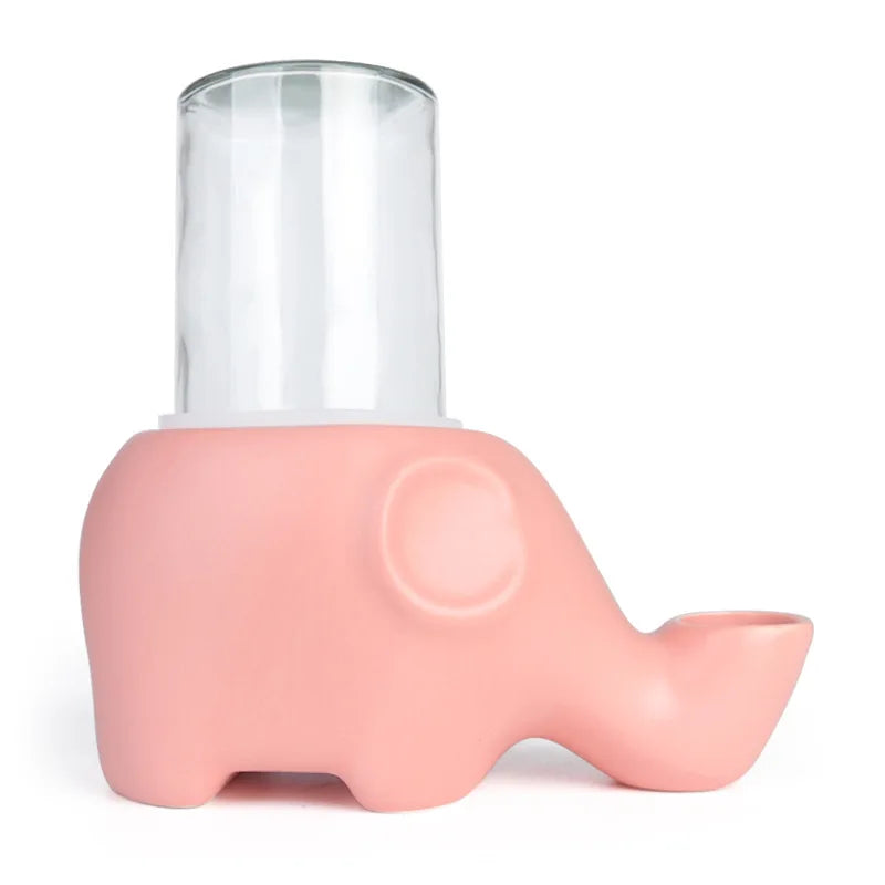 Fontaine à eau rose poudré en céramique, corps d'éléphant et trompe faisant office de coupelle, réservoir en verre