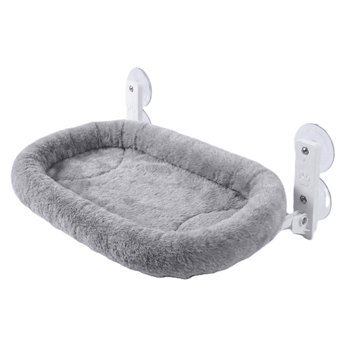 Hamac de fenêtre pour chat en peluche grise, fixé par deux supports blancs à ventouses