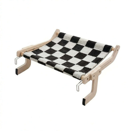 Hamac de radiateur pour chat en bois clair avec toile peluche à damier noir et blanc, vu de trois quarts