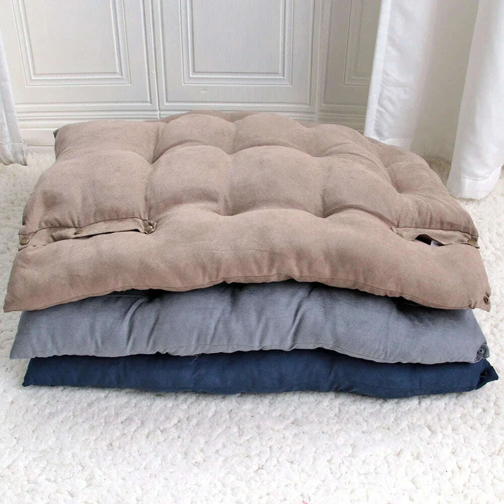 Pile de trois matelas capitonnés à plat, beige, gris et bleu marine, fermés par des boutons-pression