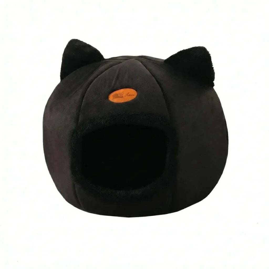 Niche dôme noire pour chat avec oreilles en peluche et écusson orange, vue de face sur fond blanc