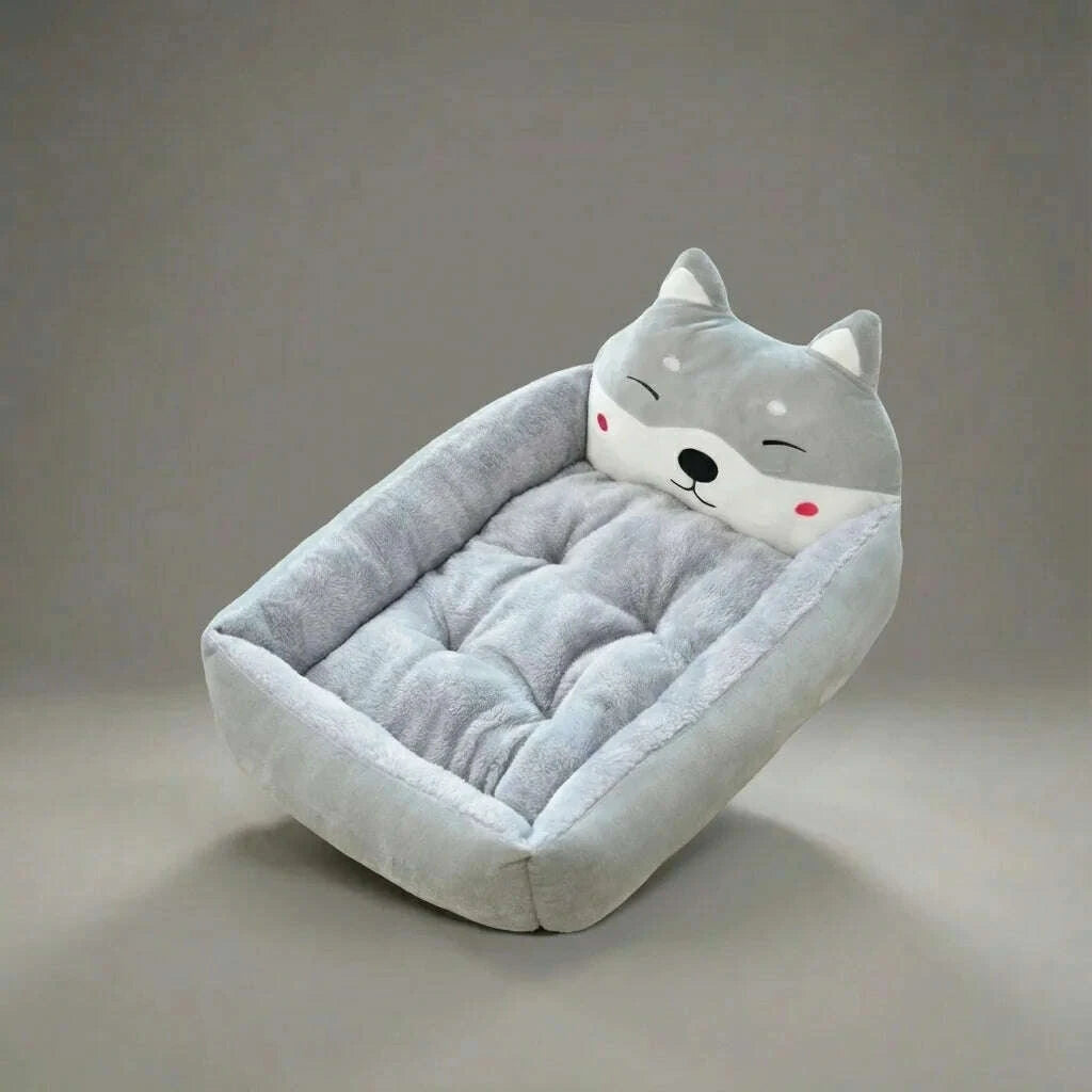 Corbeille moelleuse grise à bords rembourrés et coussin matelassé, motif husky souriant, sur fond neutre