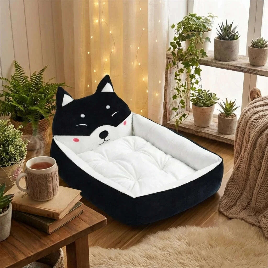 Lit pour chat noir et blanc installé dans un coin de salon près d'une guirlande lumineuse