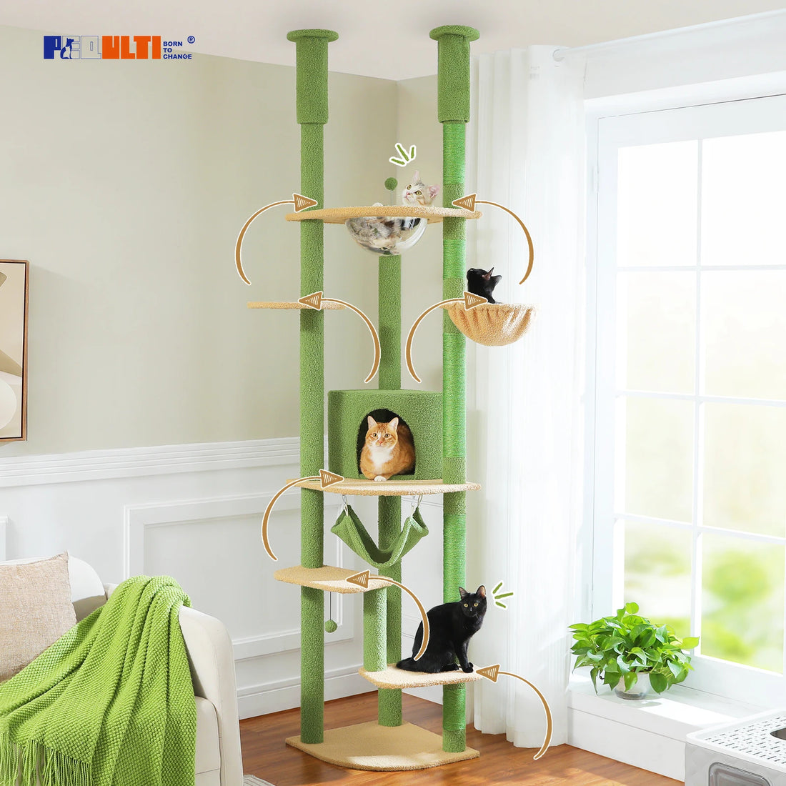 Tour à chat verte et beige avec flèches vers chaque niveau, quatre chats installés dont un roux dans la niche