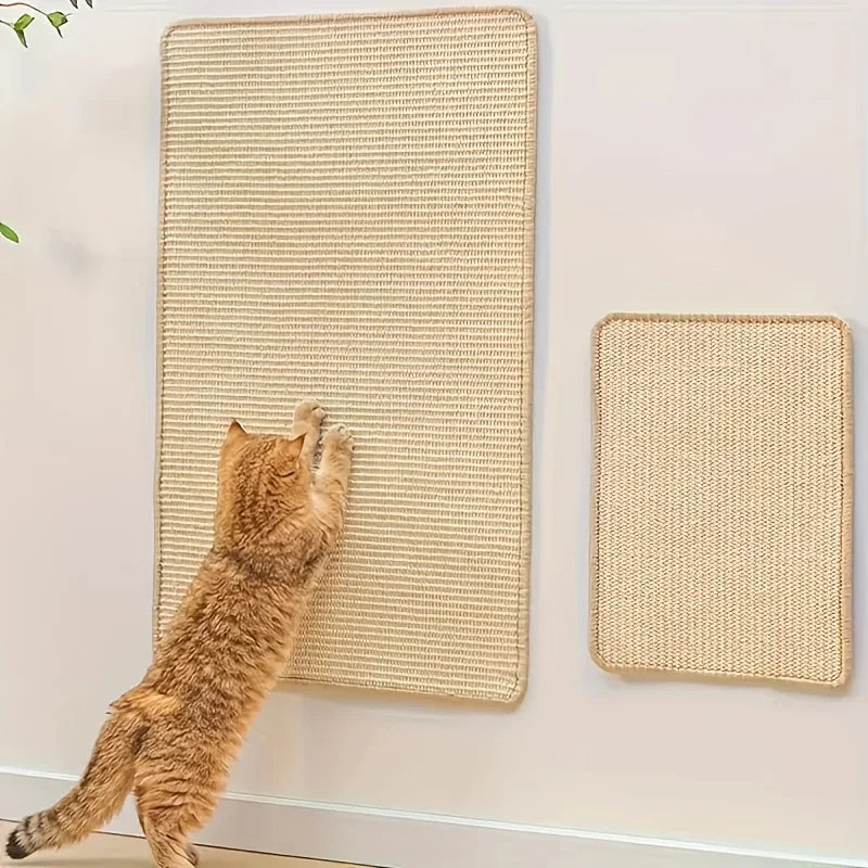 Chat roux tigré s'étirant contre un grand panneau mural en sisal, avec un second modèle plus petit accroché à côté