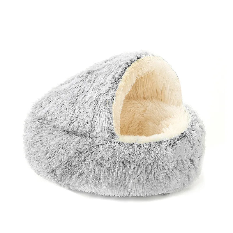 Panier pour chat rond en peluche grise avec capuche, intérieur crème, vu de trois quarts
