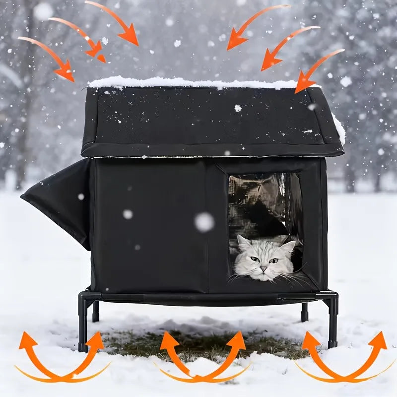 Cabane isolée noire dans la neige avec un chat blanc à poil long à la fenêtre, flèches de chaleur et de froid