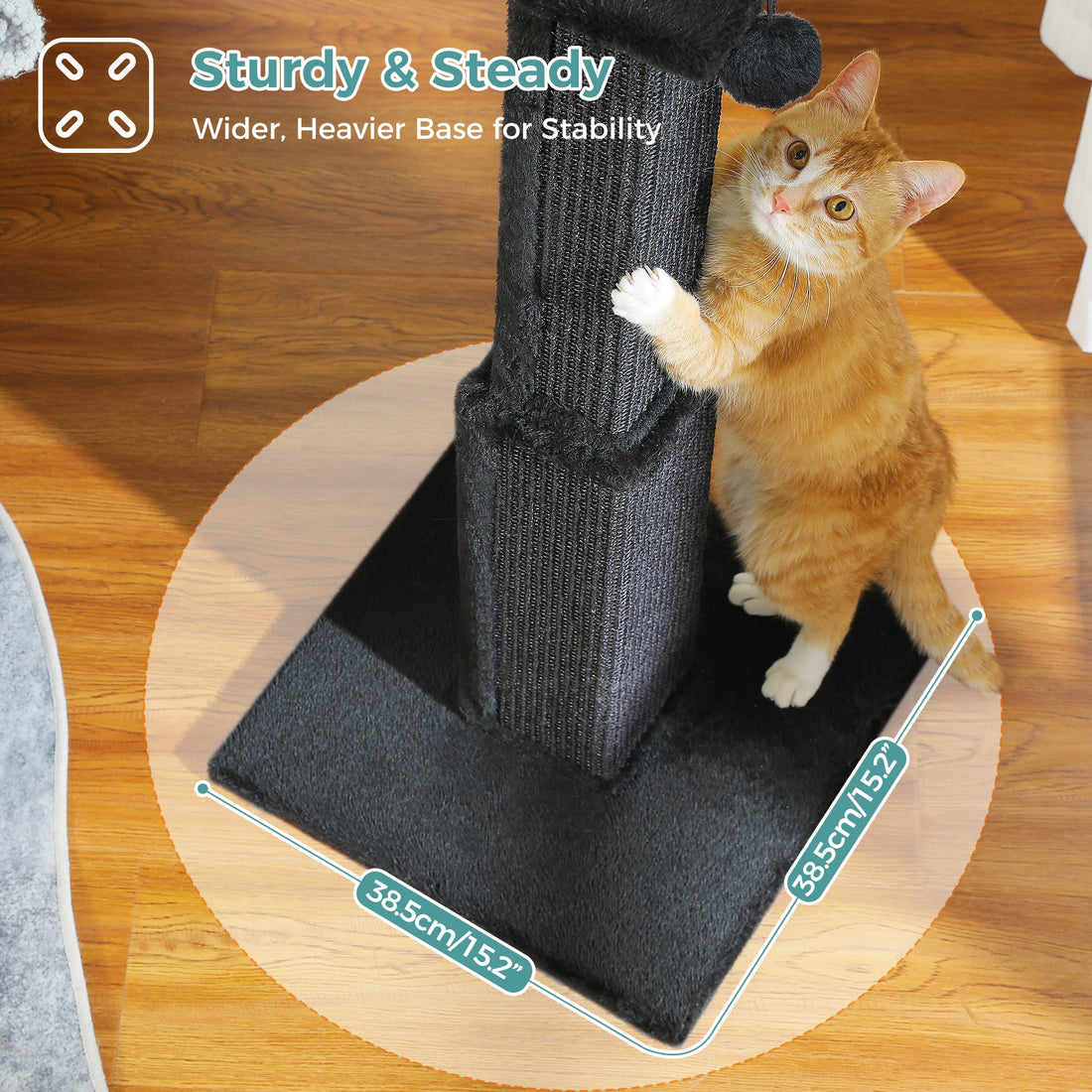 Vue de dessus du socle noir du griffoir, 38,5 × 38,5 cm, chat roux debout appuyé contre la colonne