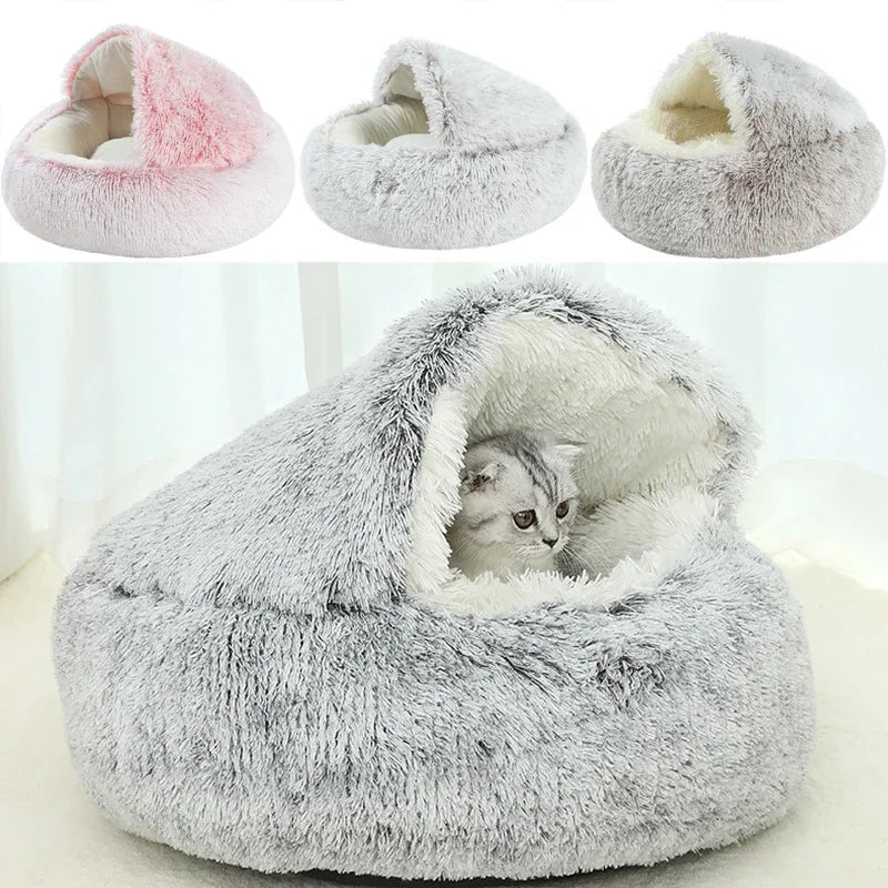 Trois coloris du nid à capuche, rose, gris et taupe, et un chaton tigré blotti dans le modèle gris