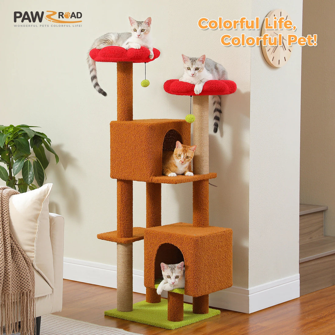 Arbre à chat marron à plateaux en fleur rouge dans un salon, avec trois chats tigrés et roux sur les niveaux