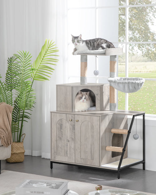 Meuble arbre à chat gris bois avec chat tigré sur la plateforme et chat ragdoll dans la niche, près d'une fenêtre