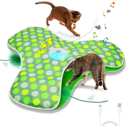 Tapis de jeu électrique vert à pois en forme de trèfle, avec un chat abyssin qui joue et un autre qui se faufile dessous