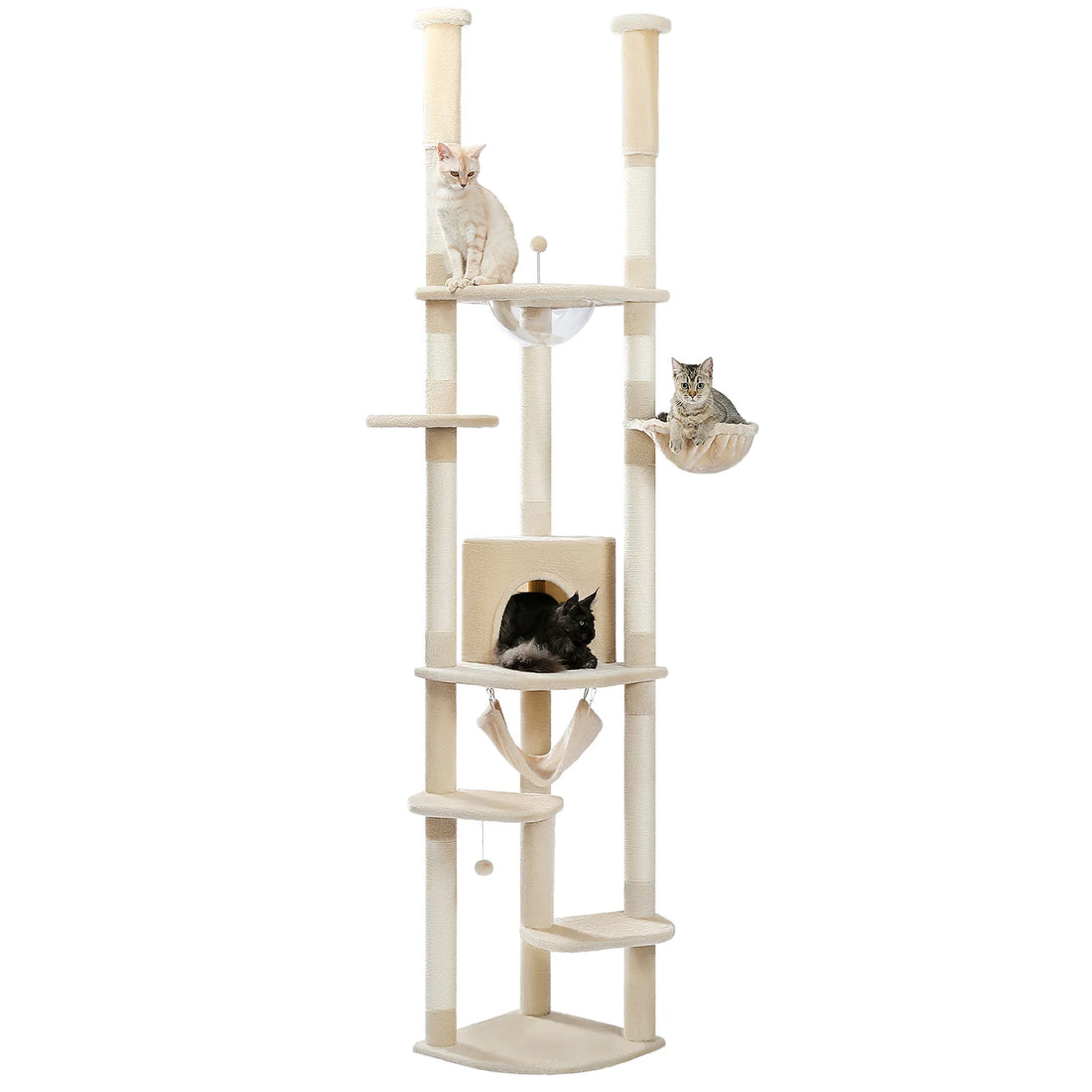 Tour à chat beige sur fond blanc avec un chat clair en haut, un tigré dans le panier et un chat noir dans la niche