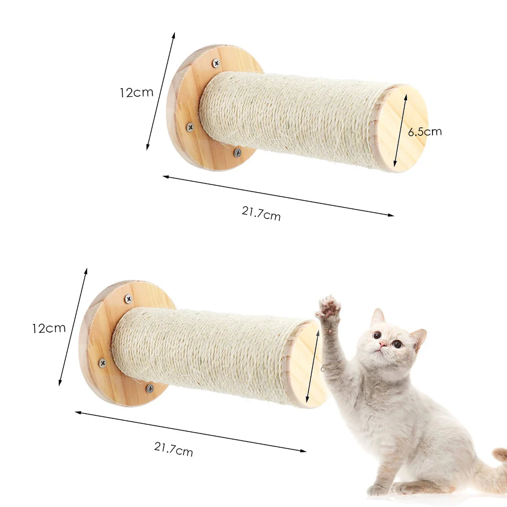 Chaton blanc levant la patte vers un plot griffoir mural en sisal, platine de 12 cm, longueur 21,7 cm