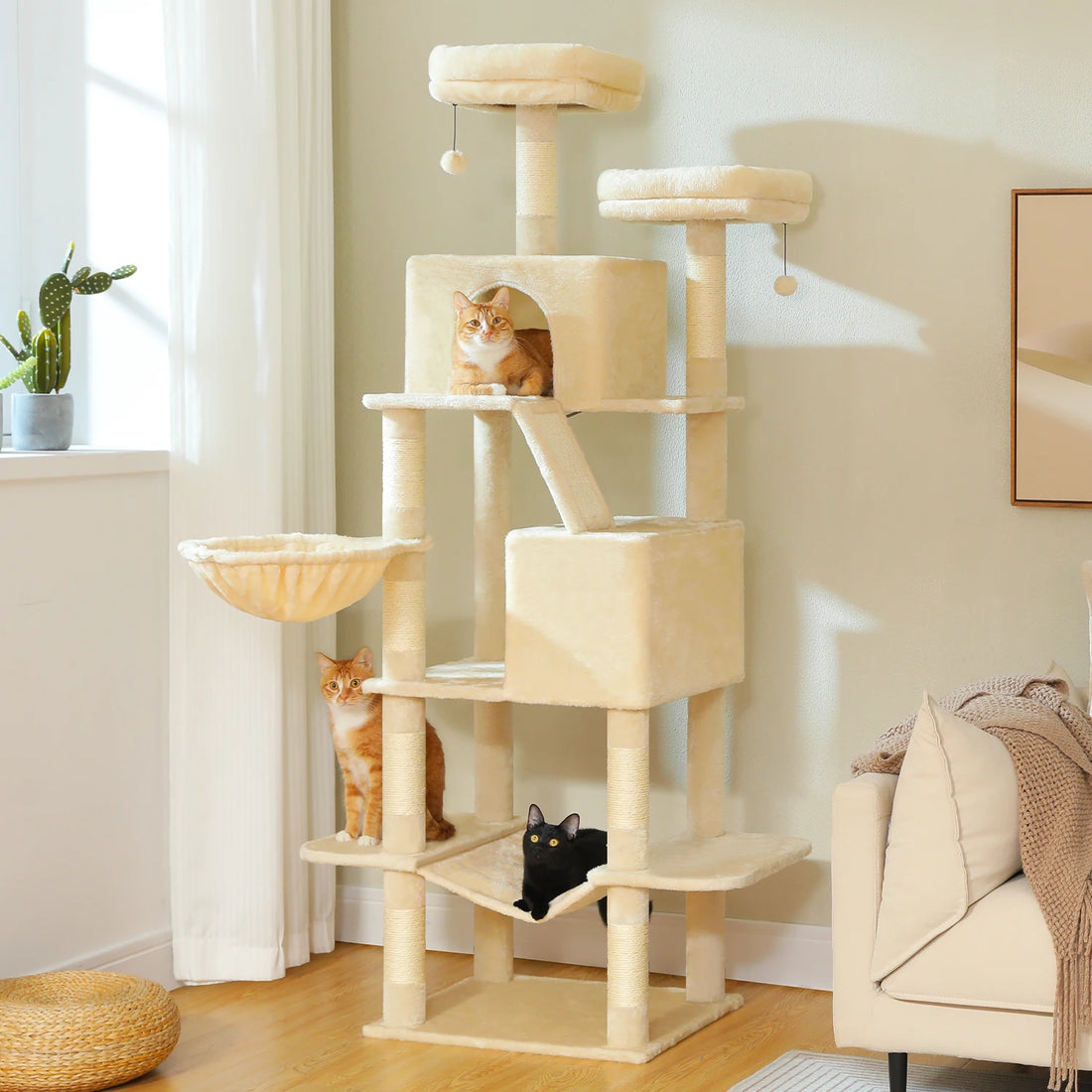 Arbre à chat beige d'angle dans un salon lumineux, avec chat roux dans la niche