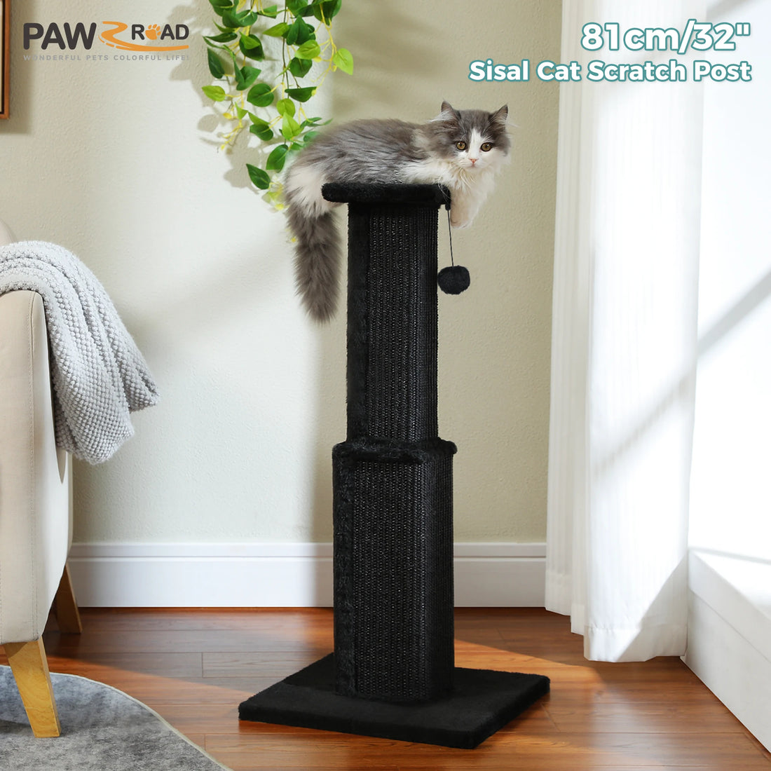 Chat gris et blanc allongé sur le plateau d'un griffoir noir en sisal, pompon qui pend à côté