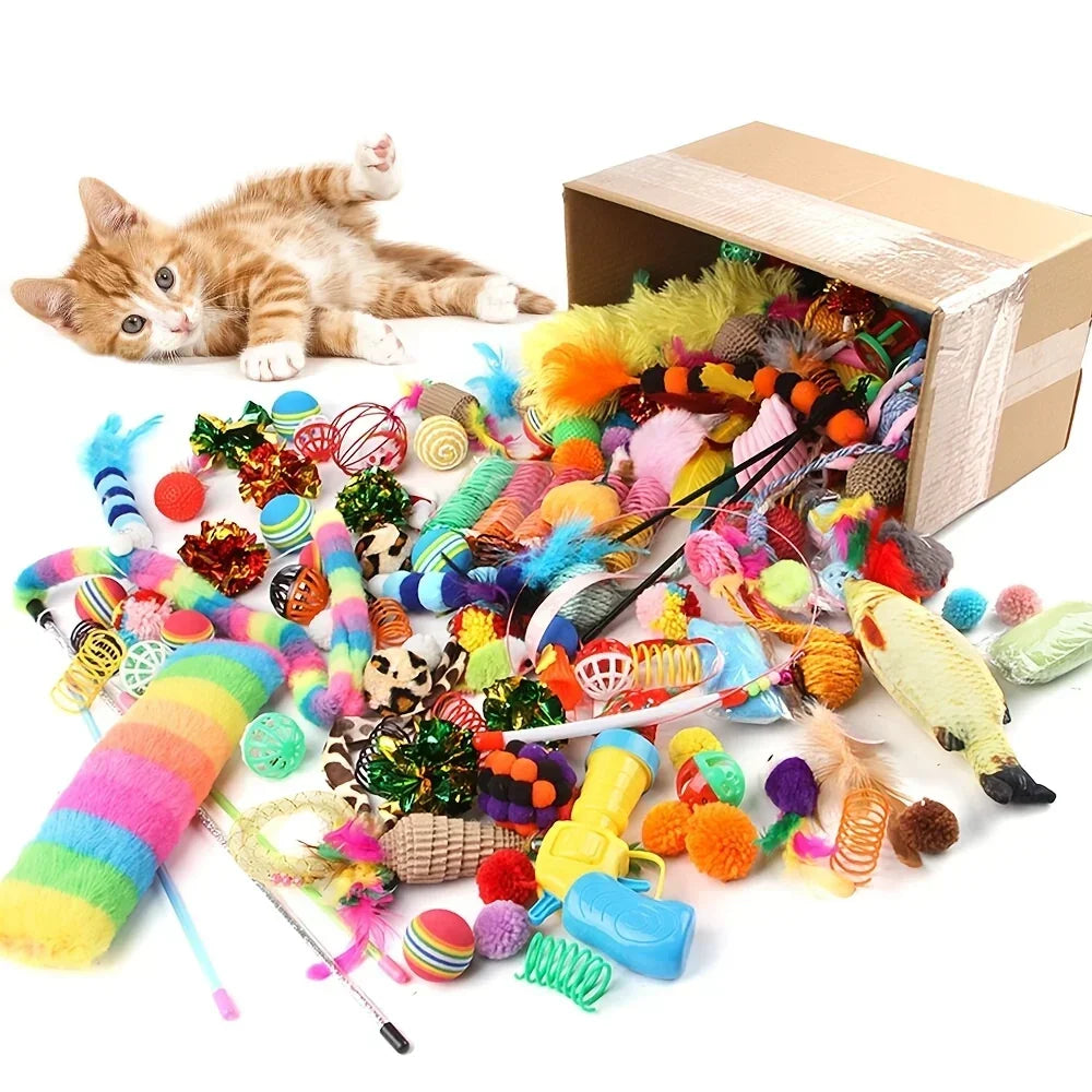 Chaton roux allongé près d'un carton renversé débordant de baguettes, balles, pompons et peluches multicolores