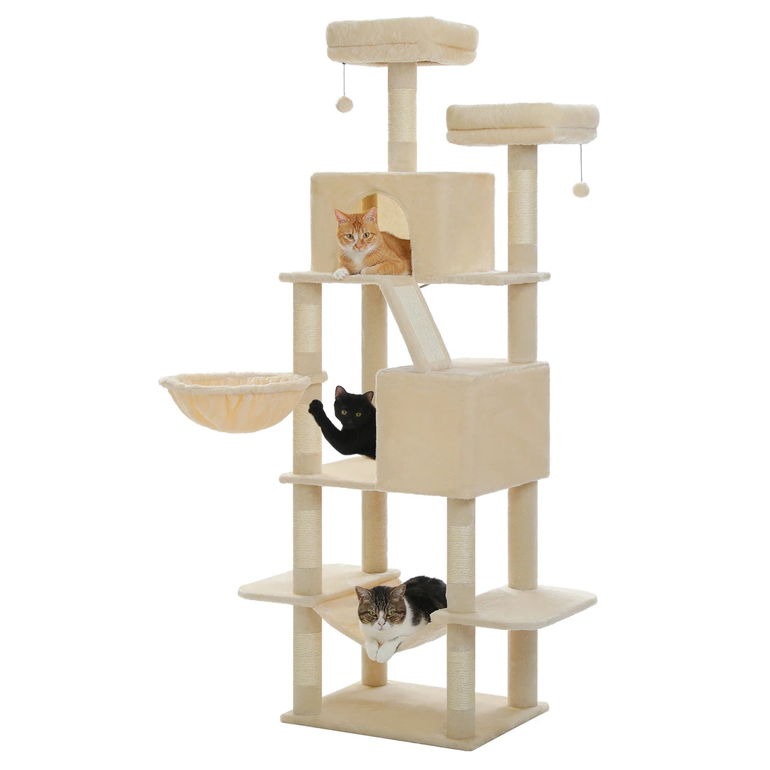 Tour à chat beige sur fond blanc avec chat roux en niche, chat noir près du caisson et chat tigré dans le hamac du bas