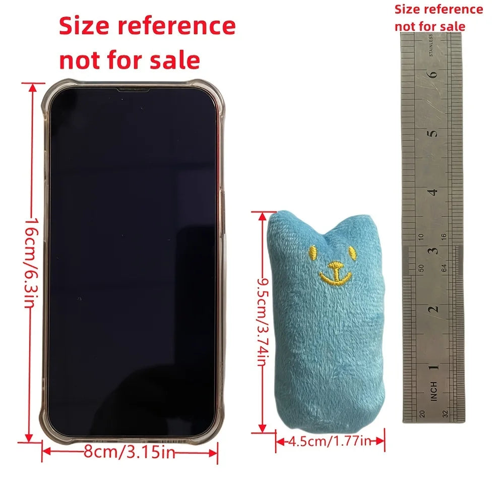 Dimensions du coussin en peluche bleu pour chat : 9,5 × 4,5 cm, comparé à un smartphone de 16 × 8 cm et à une règle