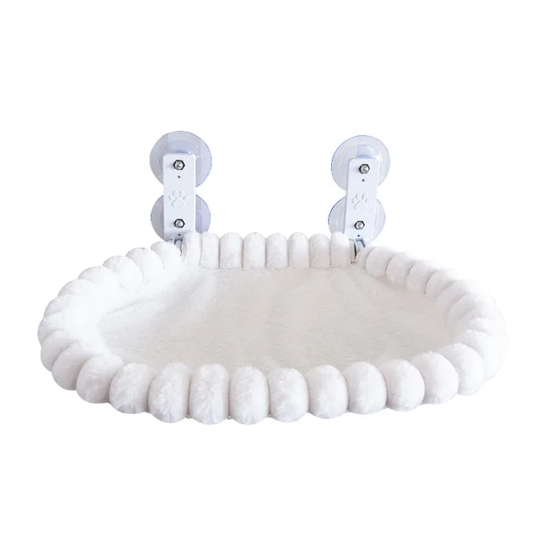 Lit suspendu blanc en peluche à bordure de pompons, deux supports à ventouses, vu de face sur fond blanc