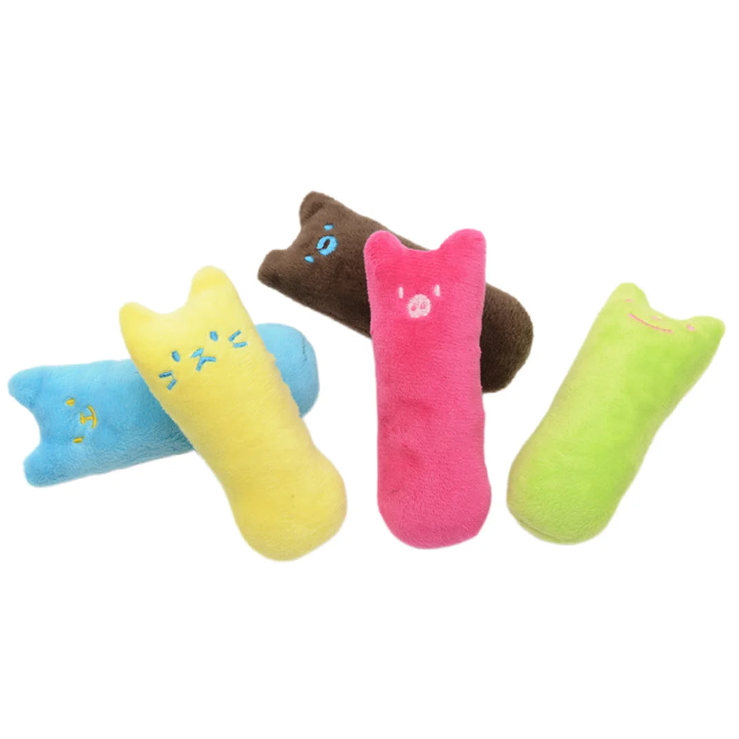 Cinq peluches à mâchouiller pour chat bleu, jaune, rose, marron et vert, brodées d'un visage, posées sur fond blanc