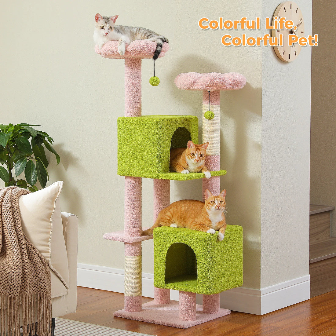Arbre à chat rose et vert pomme avec plateformes en forme de fleur et deux chats roux sur la niche