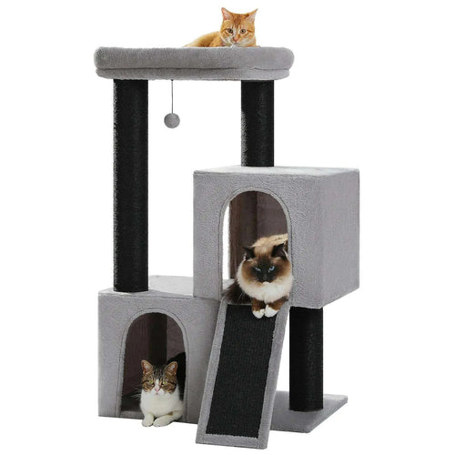 Arbre à chat gris à deux niches, rampe griffoir et plateforme, avec trois chats installés dessus