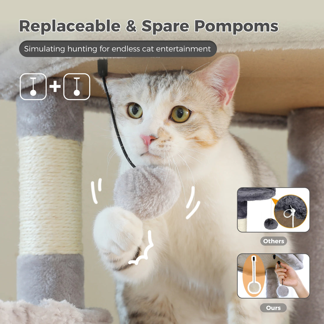 Chat tigré jouant avec un pompon gris suspendu de rechange, à côté d'un poteau en sisal de l'arbre à chat