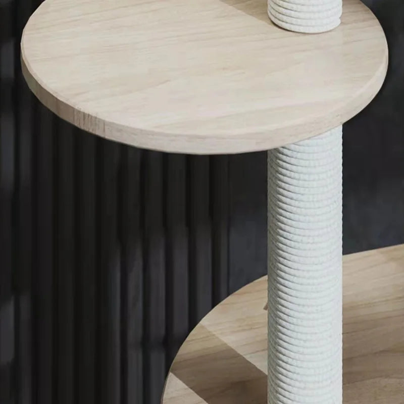 Colonne griffoir en corde blanche soutenant un plateau rond en bois, sur fond de panneau sombre cannelé