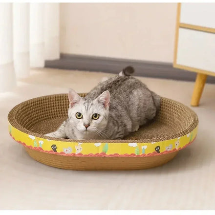 Chat tigré gris allongé dans un griffoir en carton ovale à bordure jaune, dans un salon clair