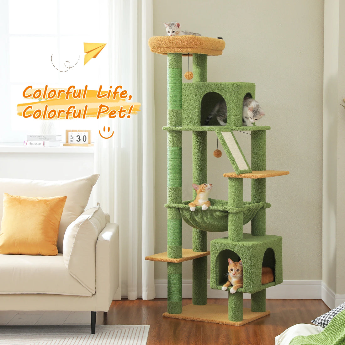Arbre à chat vert à effet bouclé et plateformes moutarde dans un salon