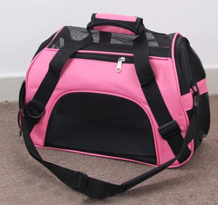 Sac de transport rose pour chat vu de face, panneau en mesh noir, bretelle réglable et poignée sur le dessus