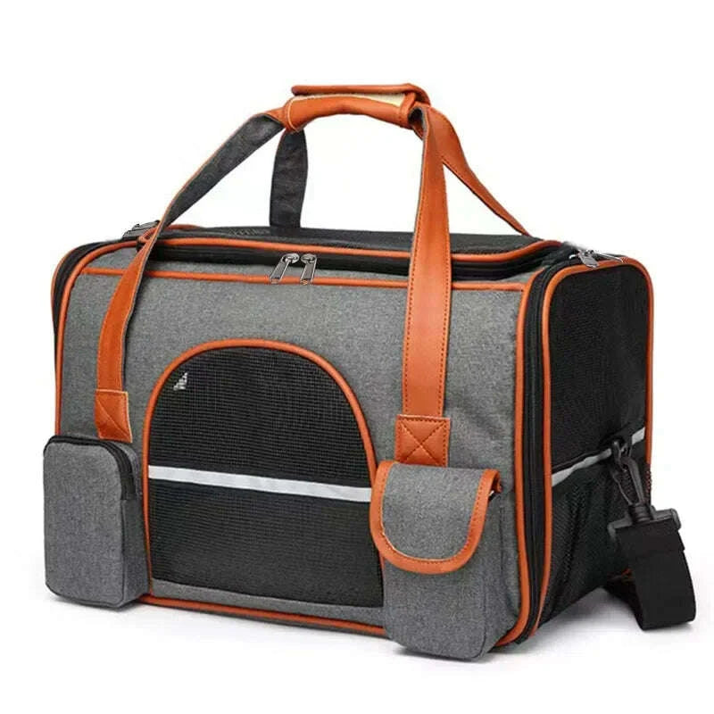 Sac de transport pour chat gris à liserés orange, vu de trois quarts avec fenêtre en filet et poches latérales