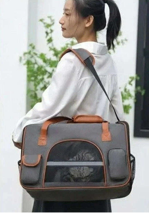 Femme portant en bandoulière un sac pour chat gris et orange, fenêtre grillagée et deux poches sur le devant