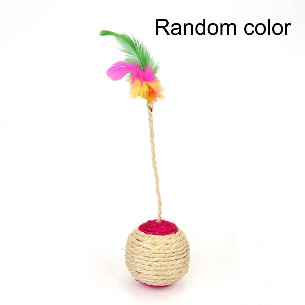 Jouet pour chat : balle en sisal beige et rose sur tige, surmontée de plumes vertes, roses et jaunes