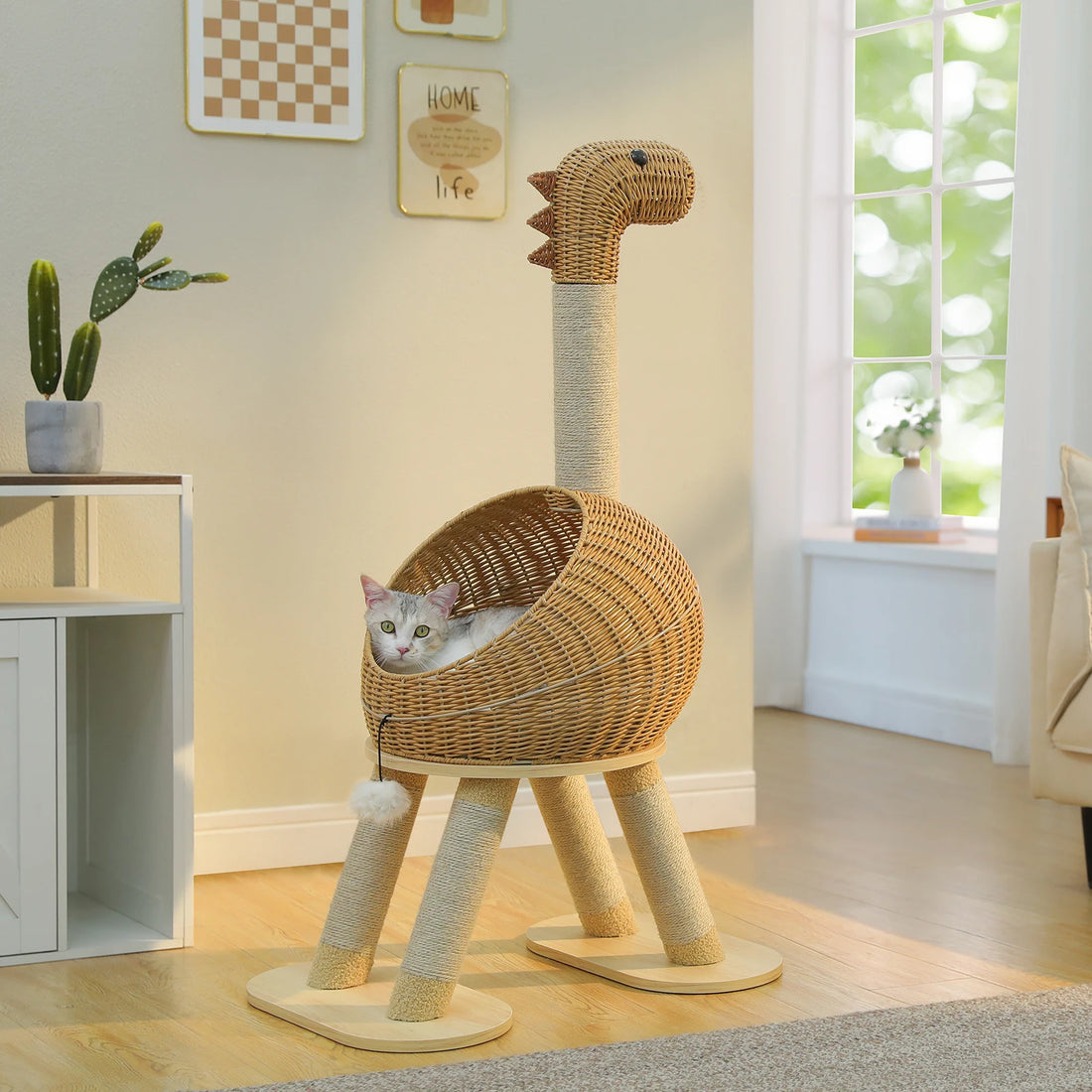 Chat gris et blanc allongé dans le nid en rotin d'un arbre à chat dinosaure