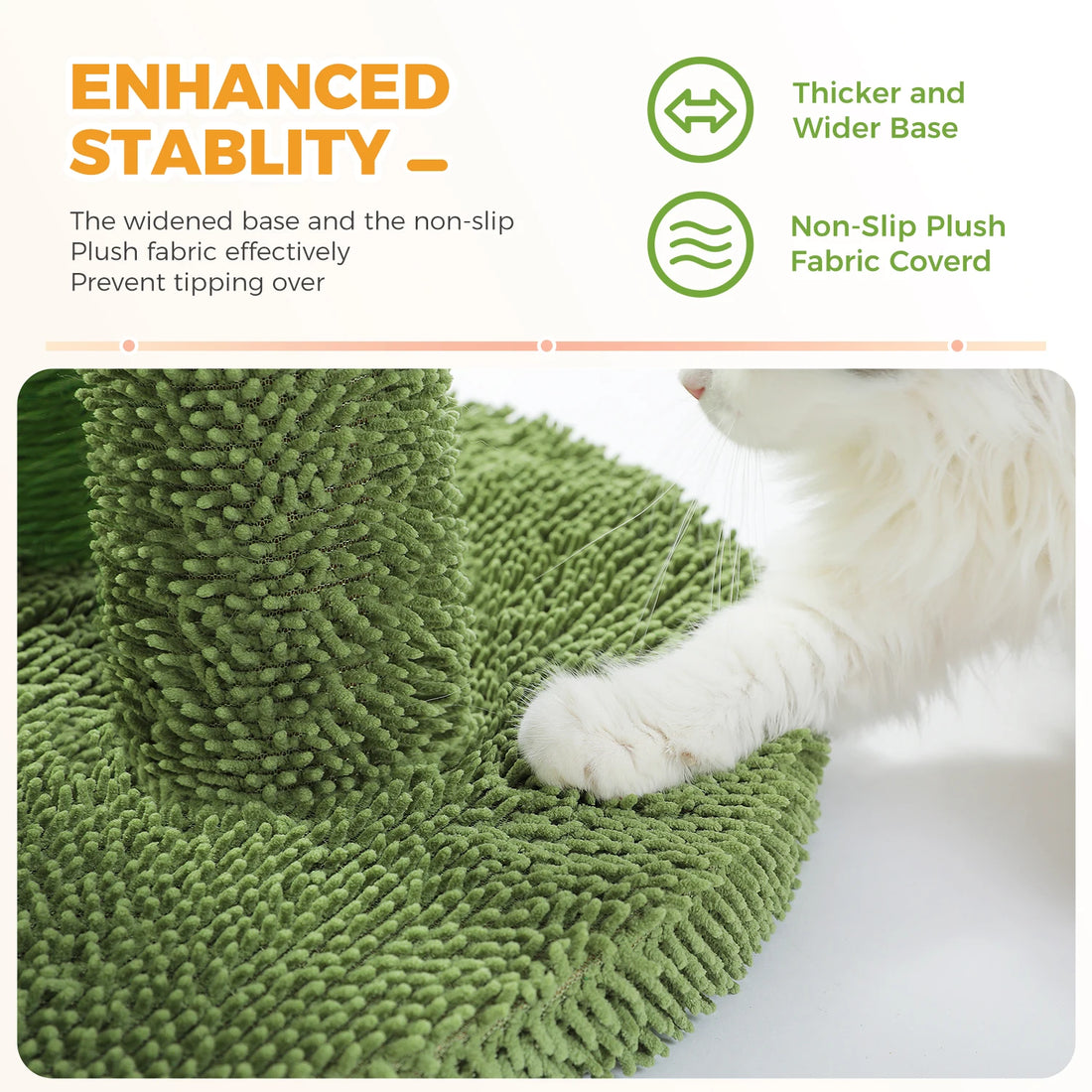Détail de la large base verte antidérapante en peluche du griffoir cactus, avec la patte d'un chat blanc
