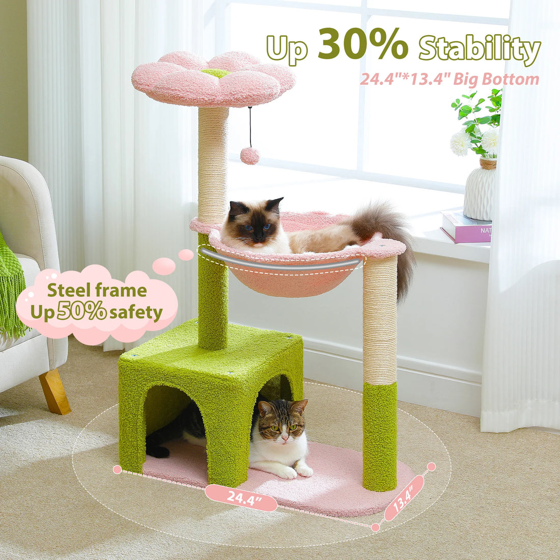 Arbre à chat fleur avec trois chats installés : un sur le plateau, un dans le hamac et un ragdoll dans la niche
