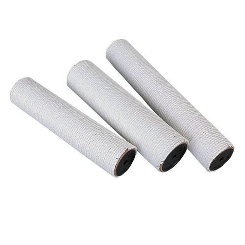 Trois poteaux griffoirs en sisal blanc de rechange, embouts noirs visibles, posés en diagonale