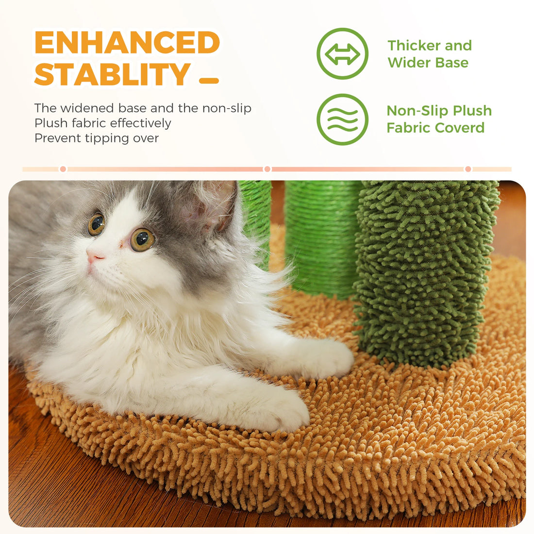 Chaton gris et blanc allongé sur la base beige en peluche du griffoir cactus, poteaux verts en arrière-plan