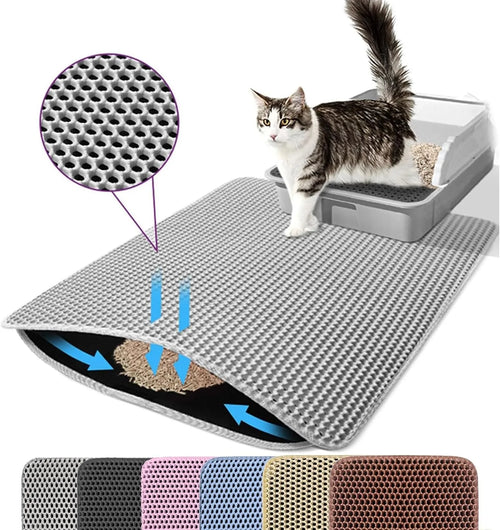 Tapis de litière gris à alvéoles, chat tigré sortant du bac, litière filtrée dans la couche du dessous