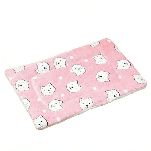 Coussin plat en polaire rose à motifs de têtes d'ours blancs et de petits cœurs, vu de dessus