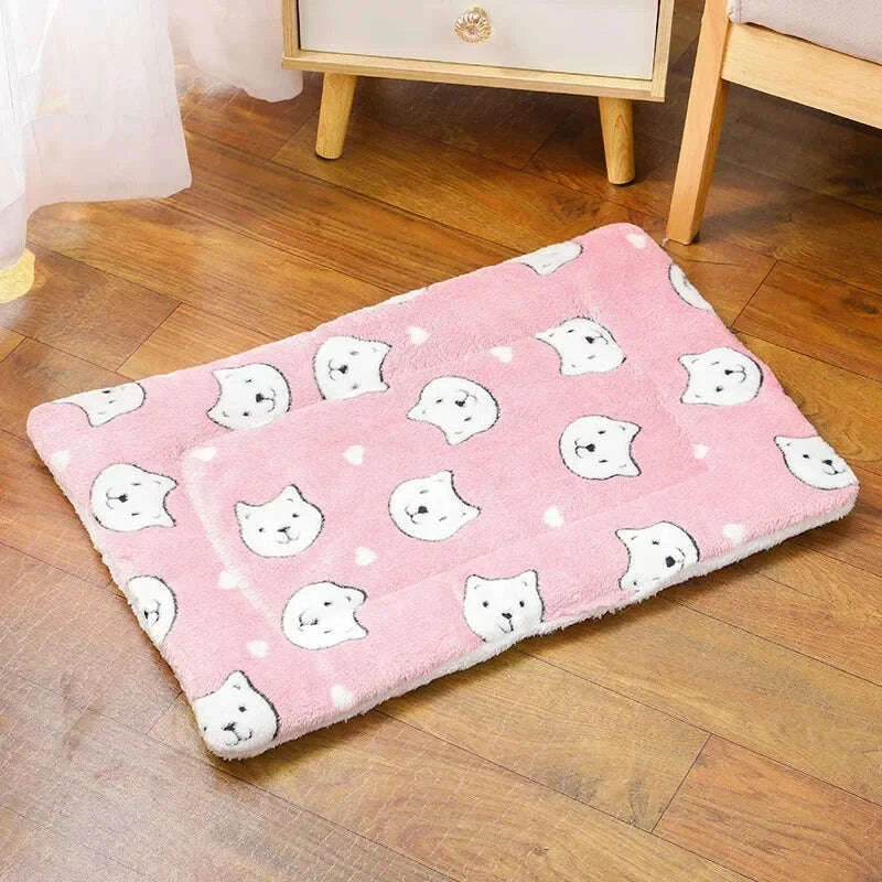 Matelas moelleux rose à têtes d'ours blancs posé sur un parquet en bois près d'une table de chevet