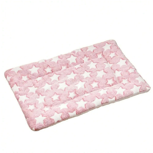 Tapis de sol rose en peluche douce à motif d'étoiles blanches, vu de trois quarts sur fond blanc