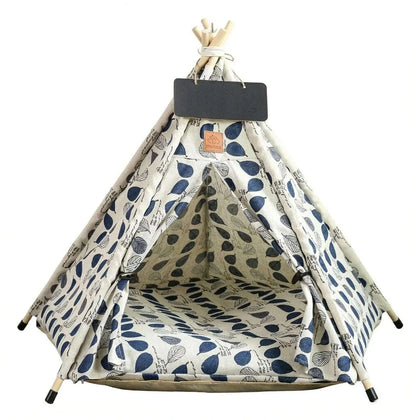 Tipi pour chat en toile beige à motif de feuilles bleues, avec ardoise, vu de face sur fond blanc