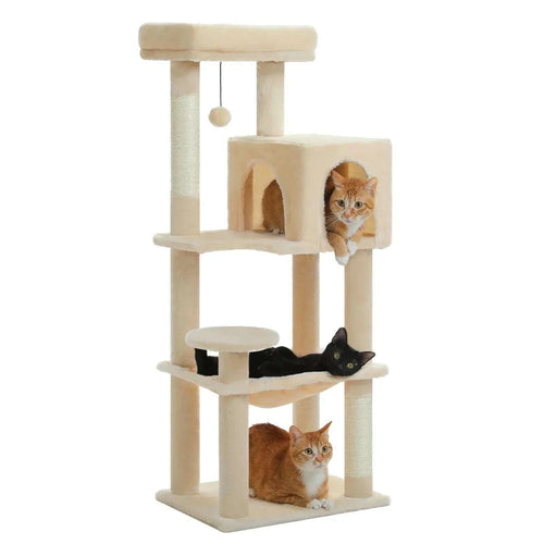 Arbre à chat beige à plusieurs niveaux avec niche, hamac et poteaux en sisal, occupé par trois chats