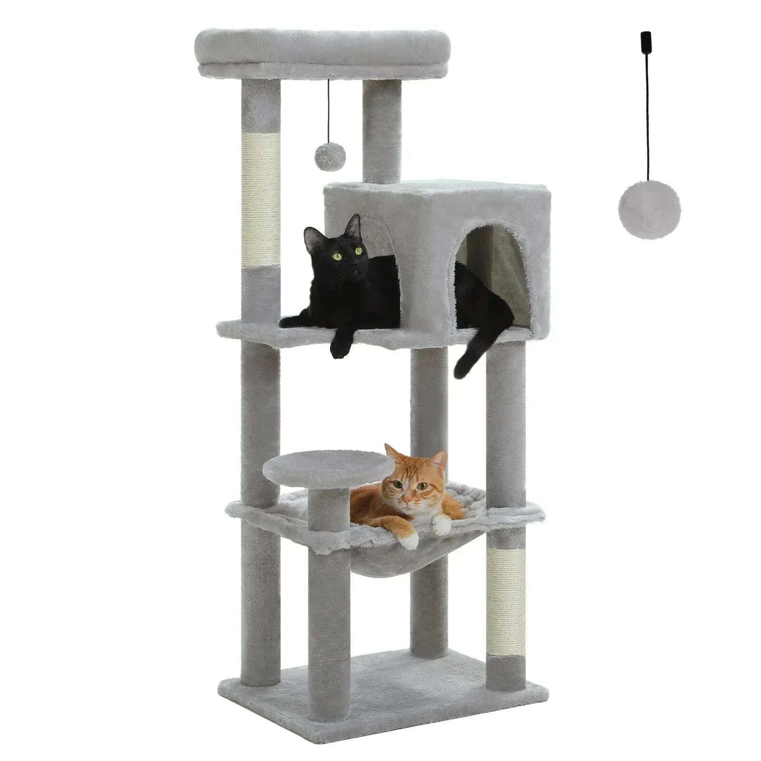 Arbre à chat gris clair avec chat noir dans la niche, chat roux dans le hamac et pompon suspendu