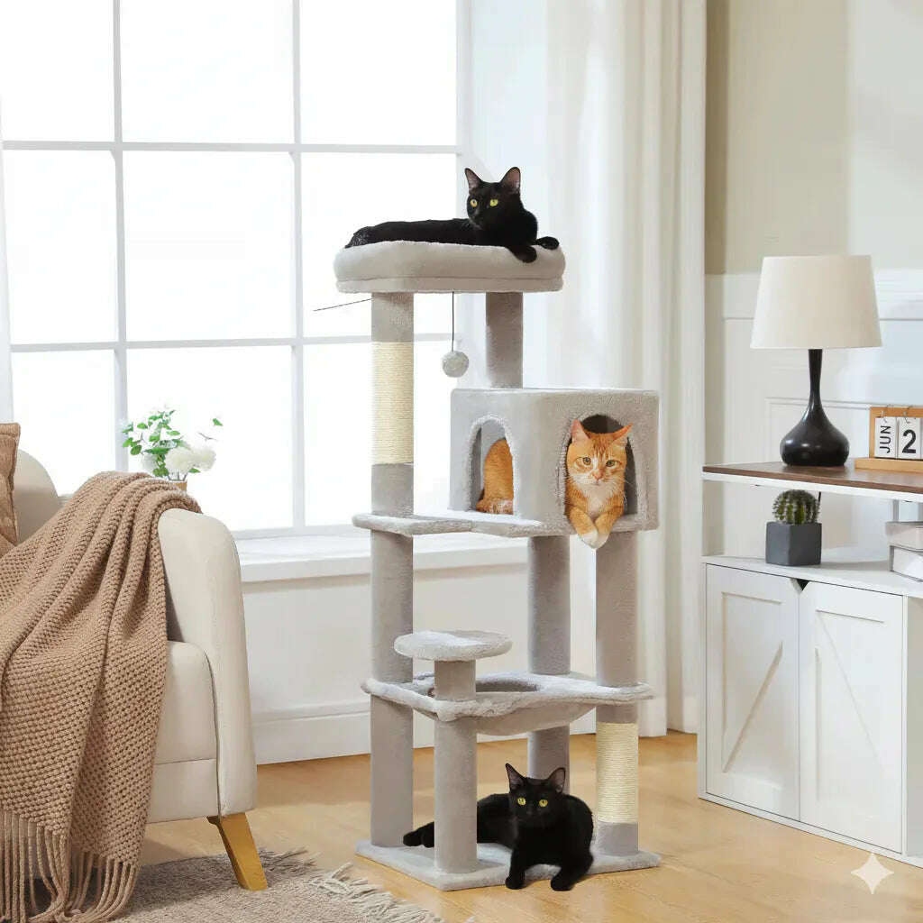 Meuble griffoir gris clair près d'une fenêtre, chat noir sur la plateforme